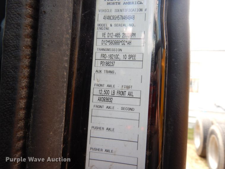 image for item GT9323 2007 Volvo VN  semi truck