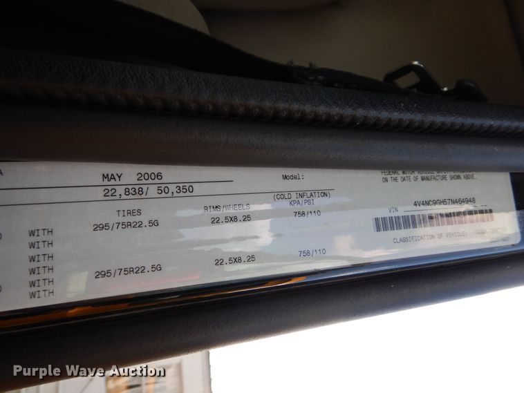 image for item GT9323 2007 Volvo VN  semi truck