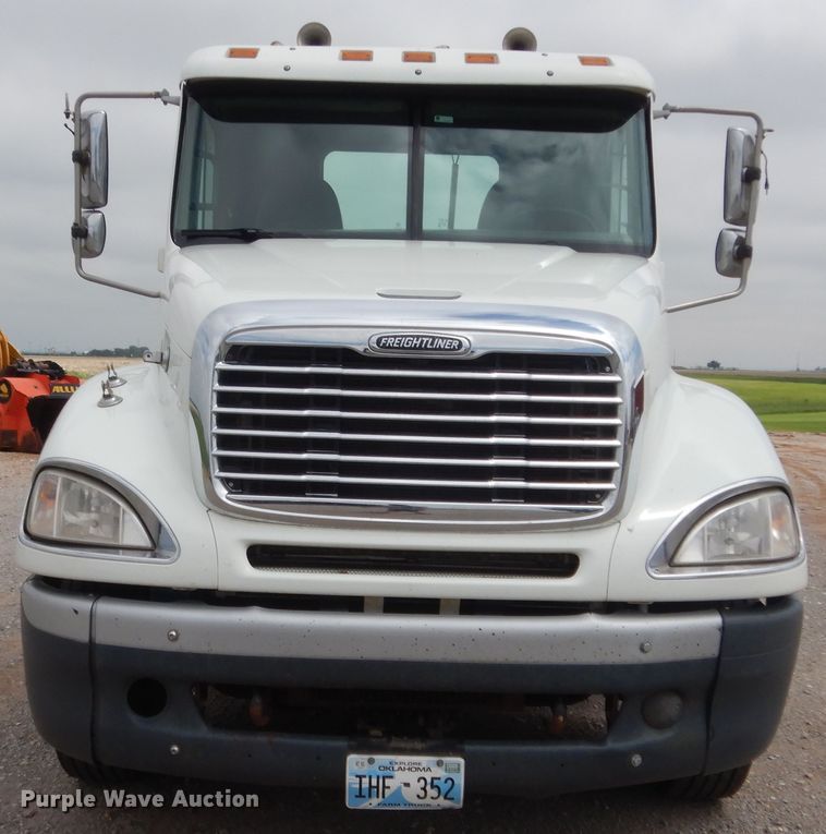 image for item HB9358 2003 Freightliner Columbia  semi truck