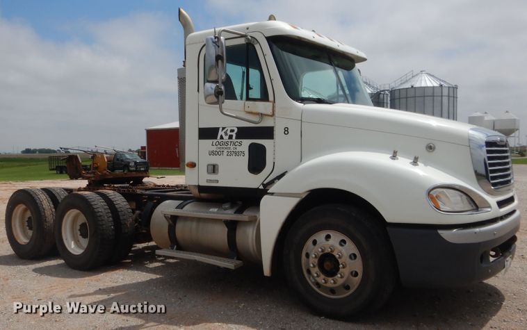 image for item HB9358 2003 Freightliner Columbia  semi truck