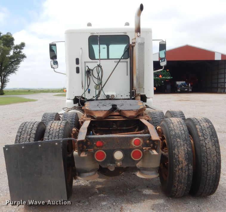 image for item HB9358 2003 Freightliner Columbia  semi truck