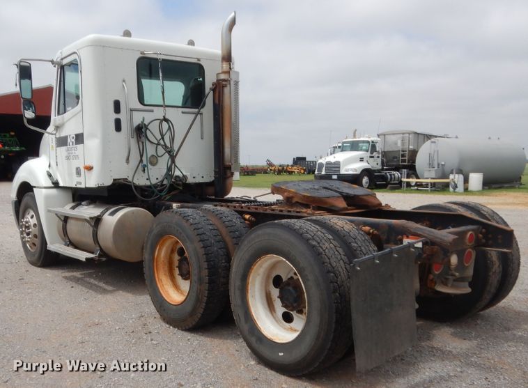 image for item HB9358 2003 Freightliner Columbia  semi truck