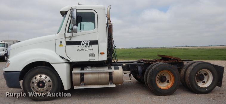 image for item HB9358 2003 Freightliner Columbia  semi truck