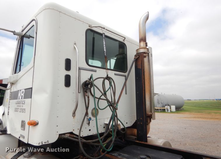 image for item HB9358 2003 Freightliner Columbia  semi truck