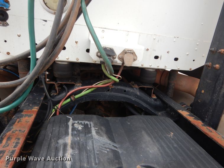 image for item HB9358 2003 Freightliner Columbia  semi truck