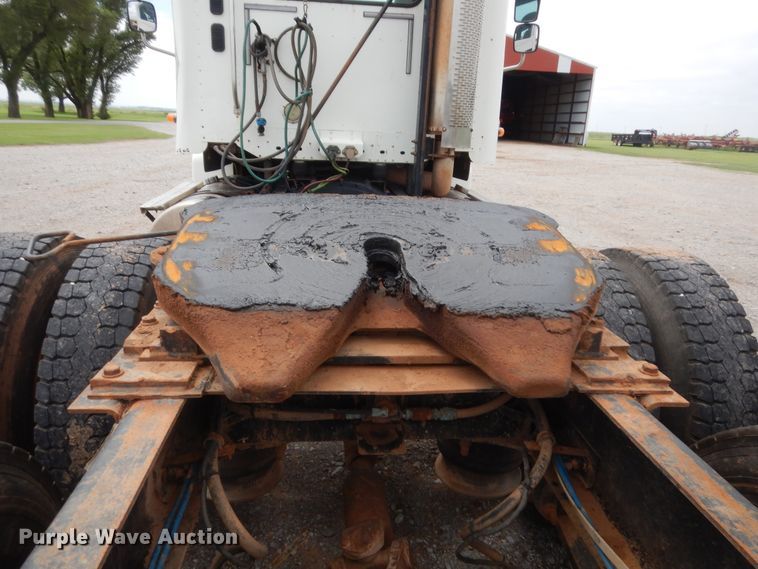 image for item HB9358 2003 Freightliner Columbia  semi truck