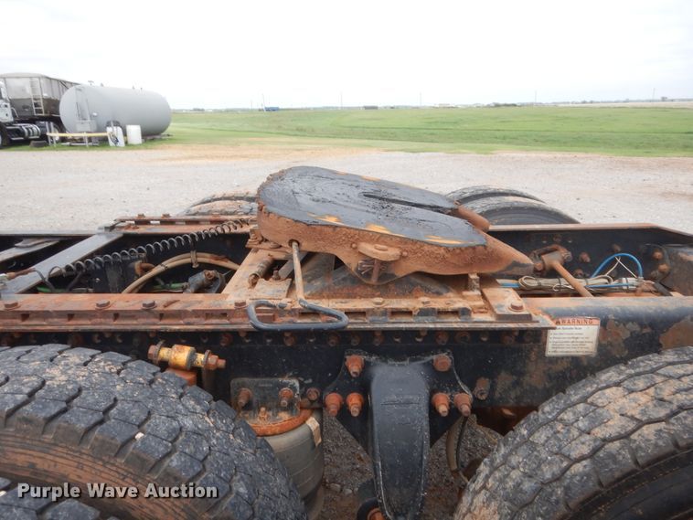 image for item HB9358 2003 Freightliner Columbia  semi truck