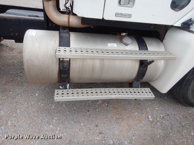 image for item HB9358 2003 Freightliner Columbia  semi truck