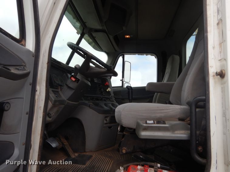 image for item HB9358 2003 Freightliner Columbia  semi truck