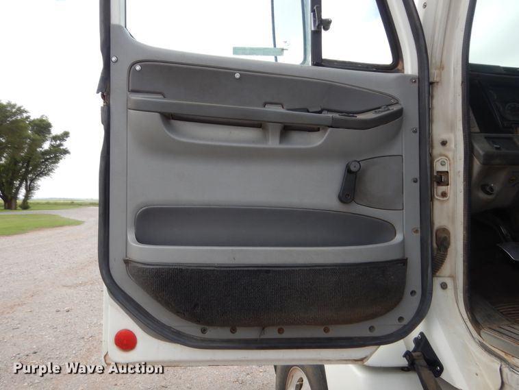 image for item HB9358 2003 Freightliner Columbia  semi truck