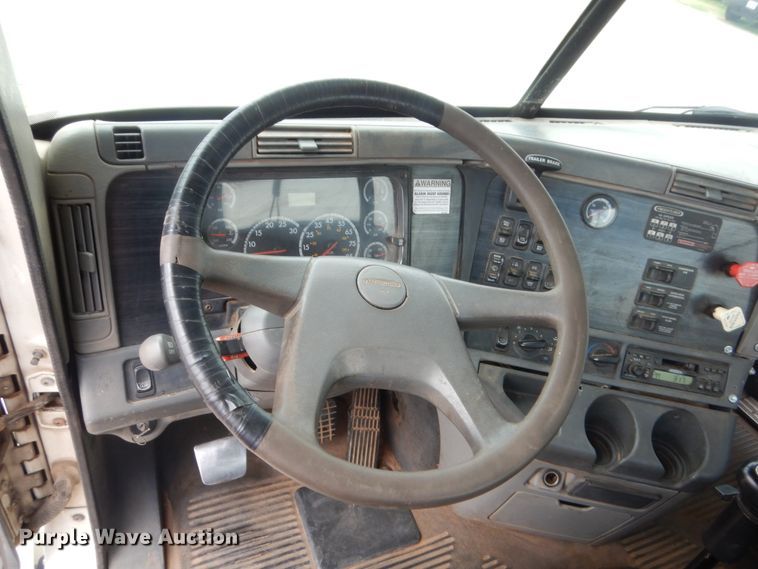 image for item HB9358 2003 Freightliner Columbia  semi truck