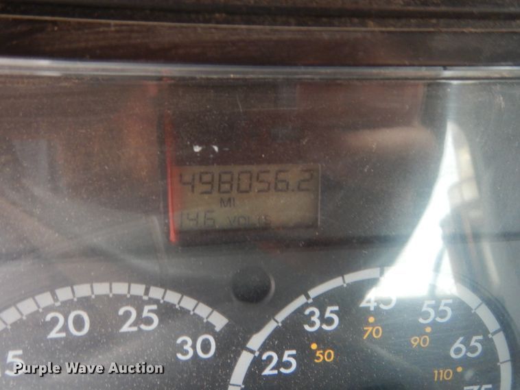 image for item HB9358 2003 Freightliner Columbia  semi truck