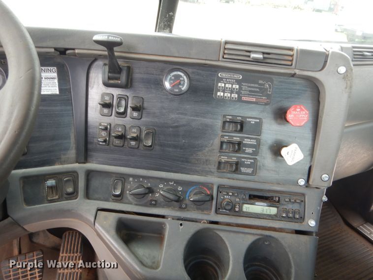 image for item HB9358 2003 Freightliner Columbia  semi truck