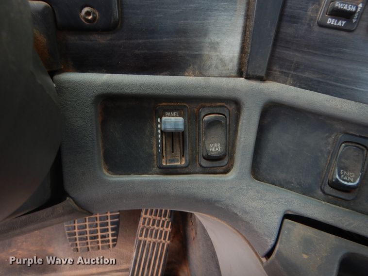 image for item HB9358 2003 Freightliner Columbia  semi truck