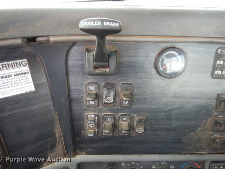 image for item HB9358 2003 Freightliner Columbia  semi truck