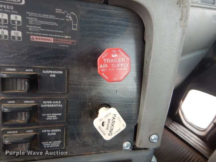 image for item HB9358 2003 Freightliner Columbia  semi truck