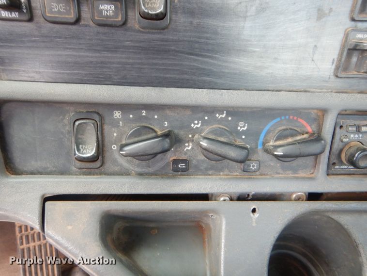 image for item HB9358 2003 Freightliner Columbia  semi truck