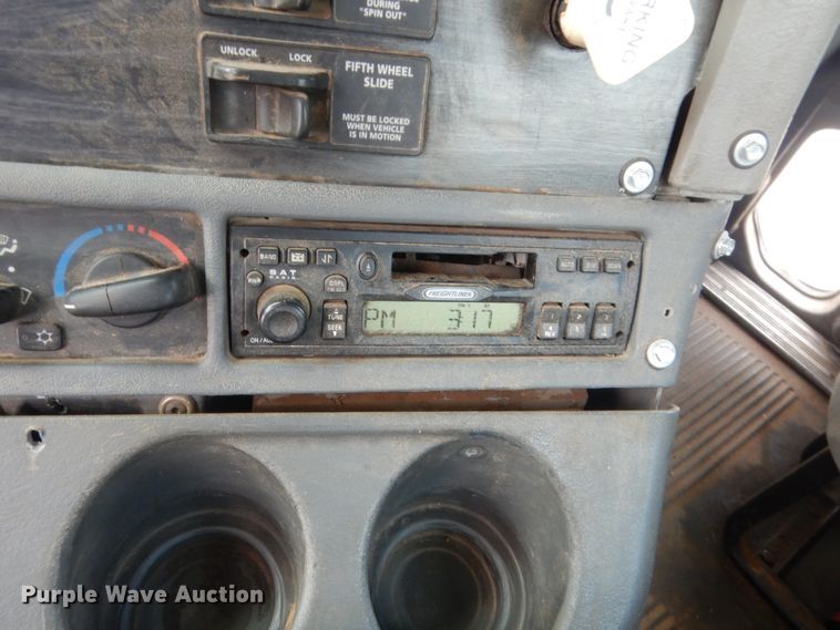 image for item HB9358 2003 Freightliner Columbia  semi truck