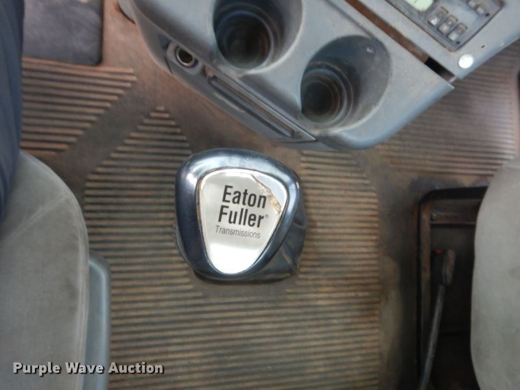 image for item HB9358 2003 Freightliner Columbia  semi truck