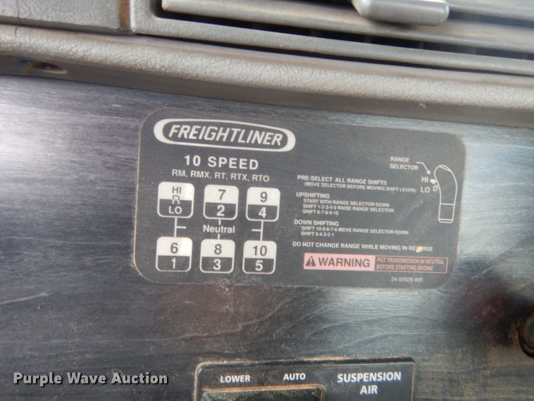 image for item HB9358 2003 Freightliner Columbia  semi truck