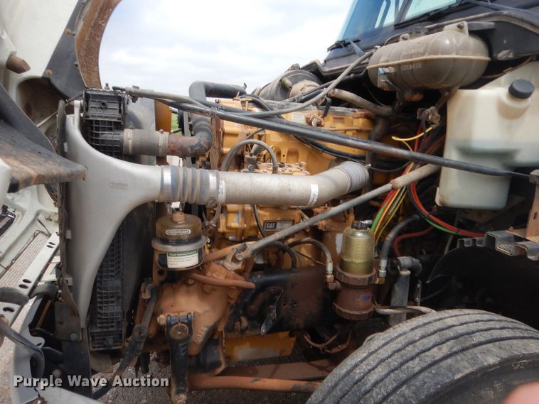 image for item HB9358 2003 Freightliner Columbia  semi truck