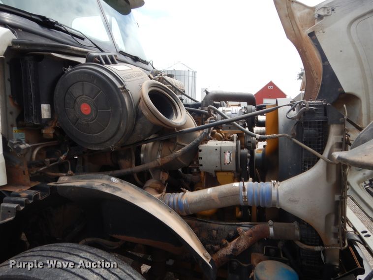 image for item HB9358 2003 Freightliner Columbia  semi truck