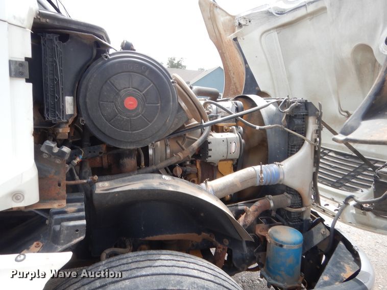 image for item HB9358 2003 Freightliner Columbia  semi truck