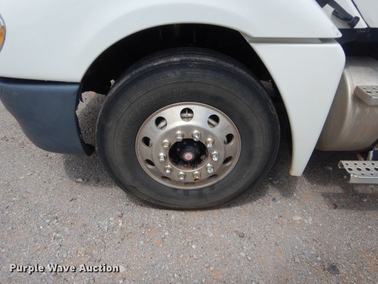 image for item HB9358 2003 Freightliner Columbia  semi truck