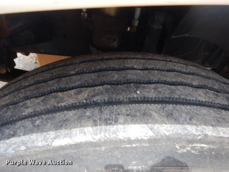 image for item HB9358 2003 Freightliner Columbia  semi truck