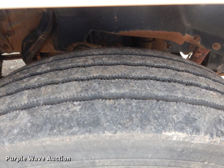 image for item HB9358 2003 Freightliner Columbia  semi truck