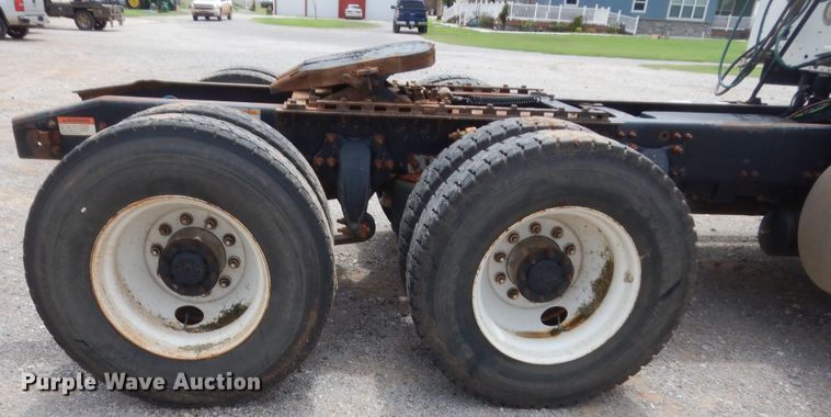 image for item HB9358 2003 Freightliner Columbia  semi truck