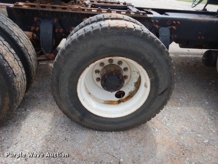 image for item HB9358 2003 Freightliner Columbia  semi truck