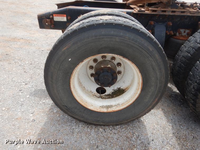 image for item HB9358 2003 Freightliner Columbia  semi truck