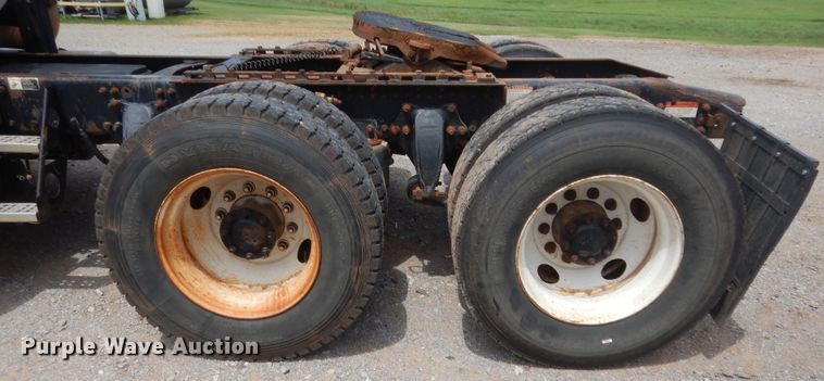 image for item HB9358 2003 Freightliner Columbia  semi truck