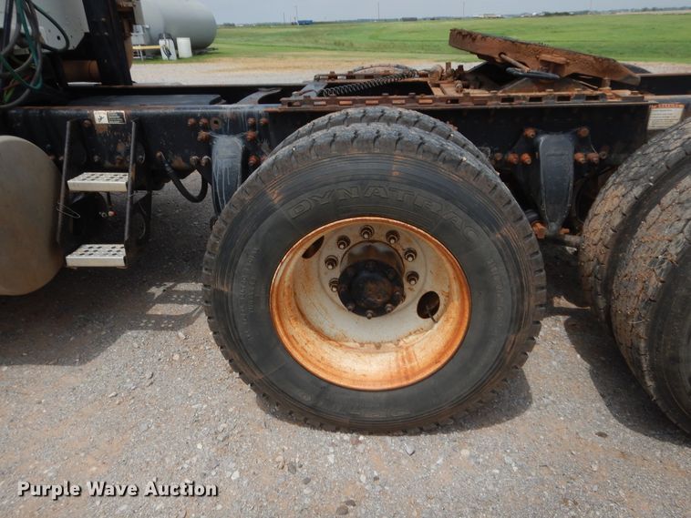 image for item HB9358 2003 Freightliner Columbia  semi truck