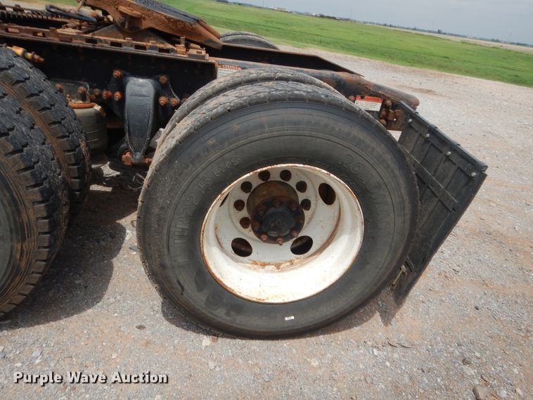 image for item HB9358 2003 Freightliner Columbia  semi truck