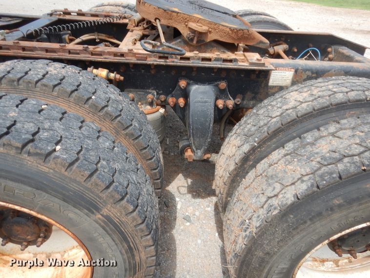 image for item HB9358 2003 Freightliner Columbia  semi truck