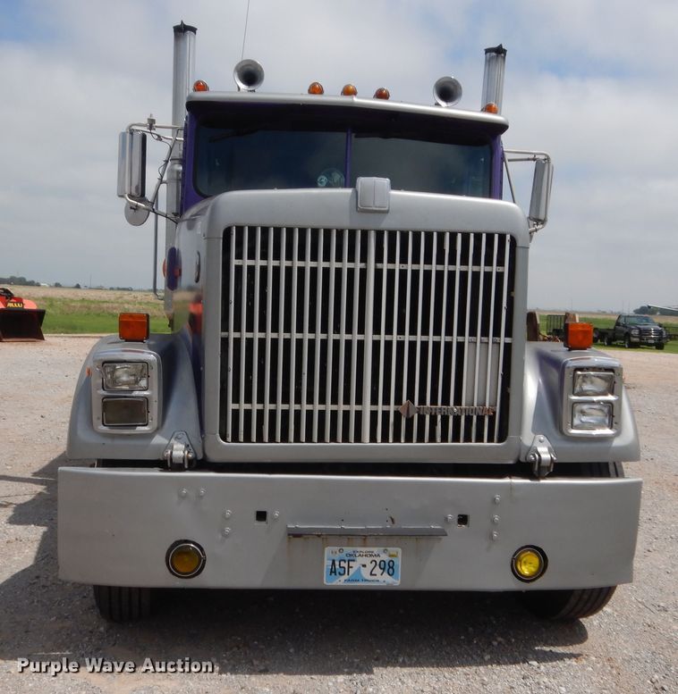 image for item HB9360 1989 International F93  semi truck