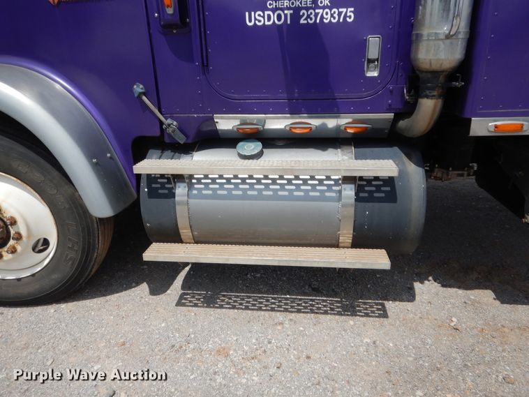 image for item HB9360 1989 International F93  semi truck