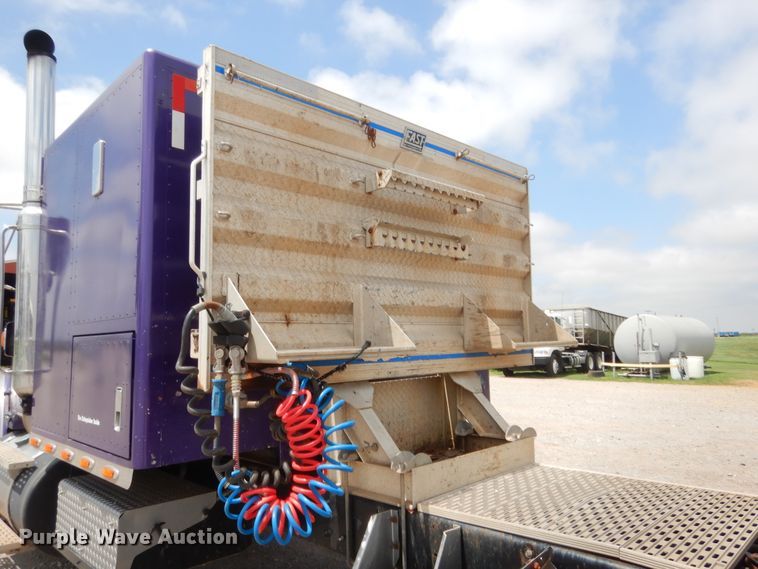 image for item HB9360 1989 International F93  semi truck