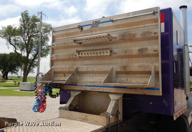 image for item HB9360 1989 International F93  semi truck