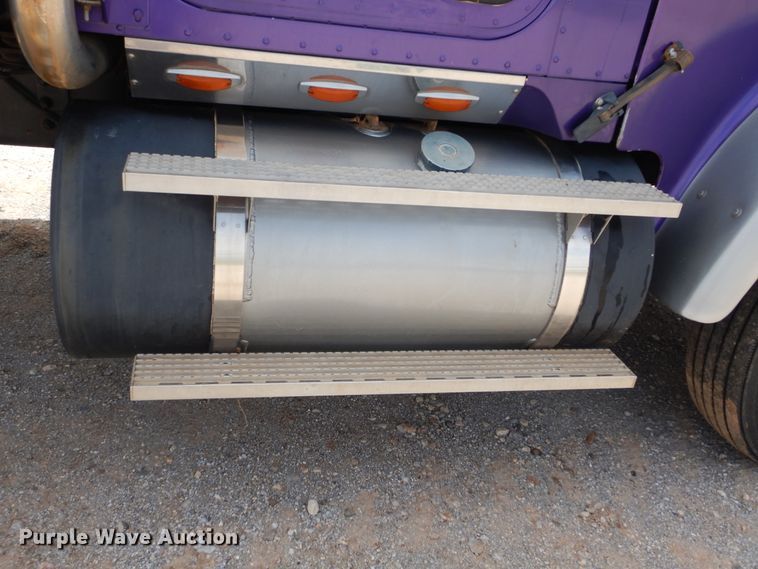 image for item HB9360 1989 International F93  semi truck