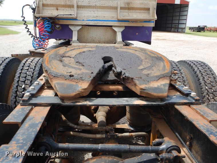 image for item HB9360 1989 International F93  semi truck