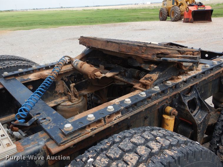 image for item HB9360 1989 International F93  semi truck