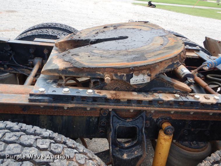 image for item HB9360 1989 International F93  semi truck