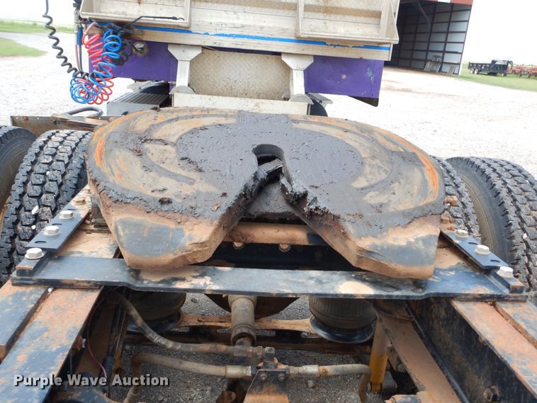 image for item HB9360 1989 International F93  semi truck