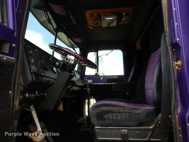 image for item HB9360 1989 International F93  semi truck