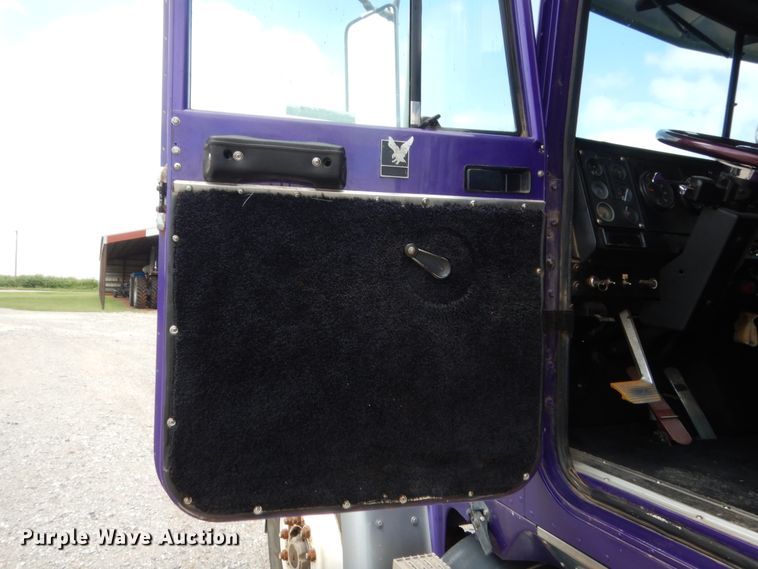 image for item HB9360 1989 International F93  semi truck