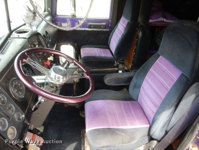 image for item HB9360 1989 International F93  semi truck