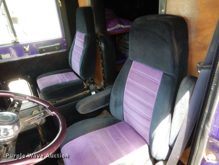 image for item HB9360 1989 International F93  semi truck